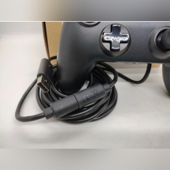 Amazon Basics XBOX One Video Game Controller Wired Black  NEW SEALED!! - Picture 3 of 4